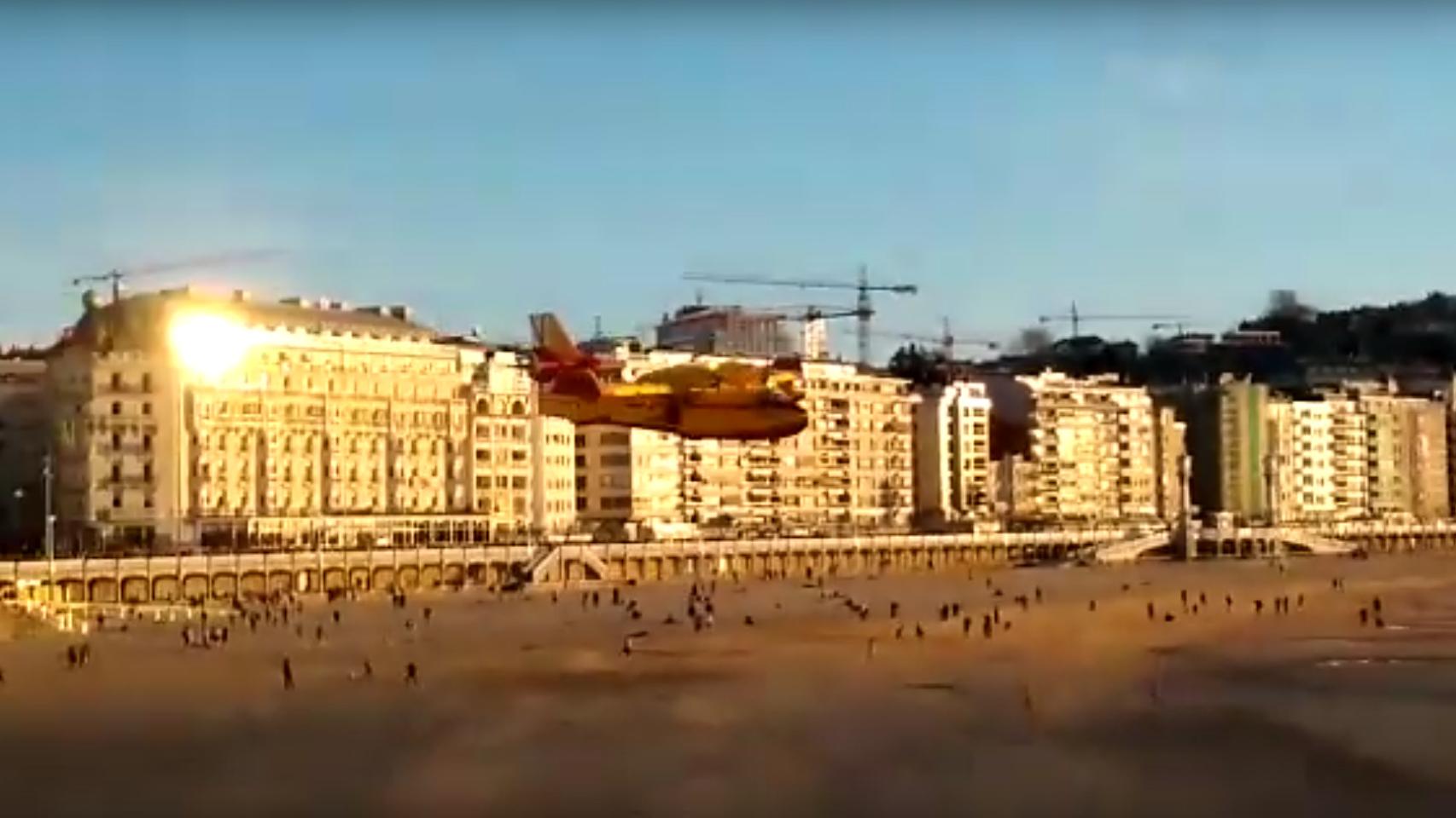 Hidroavión sobre la playa de La Concha, San Sebastián.