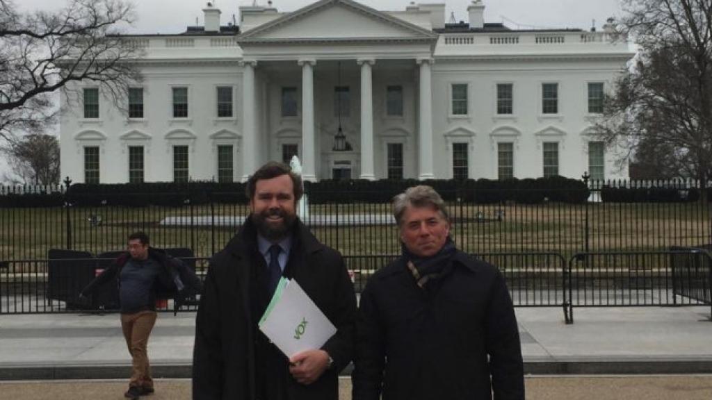 El vicesecretario de Relaciones Internacionales de Vox Iván Espinosa de los Monteros y el militante Javier García Martín en Washington D.C.