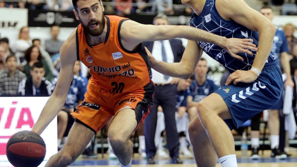 Joan Sastre y Vyacheslav Bobrov en el Delteco GBC - Valencia Basket