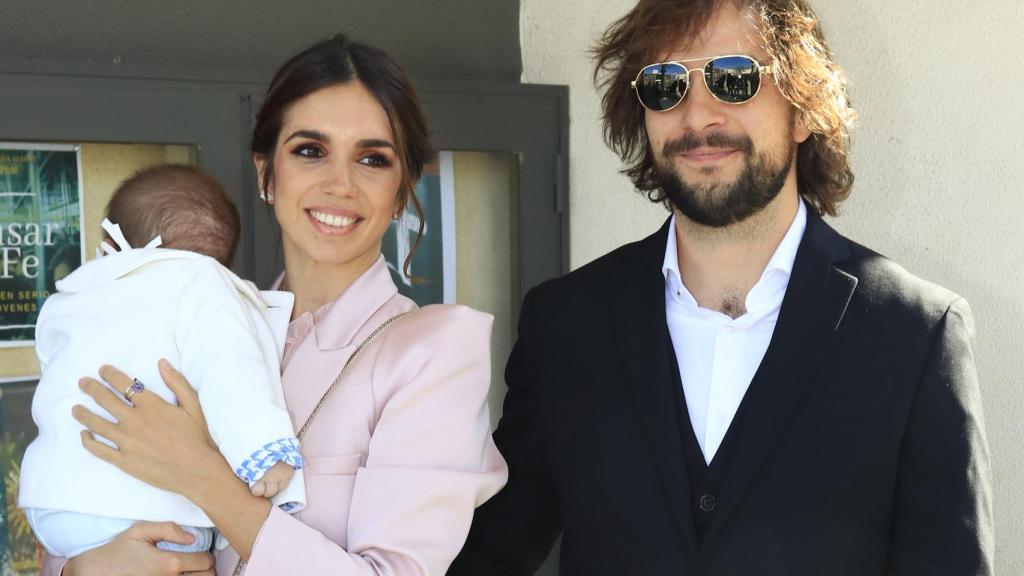 Elena Furiase junto a su marido posando ante los medios.