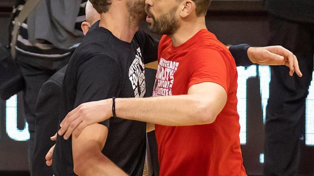 Pau y Marc Gasol en el partido entre los Spurs y los Raptors