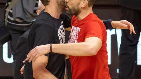 Pau y Marc Gasol en el partido entre los Spurs y los Raptors