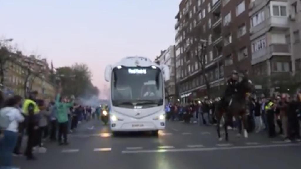 Recibimiento al autobús del Real Madrid antes del Clásico