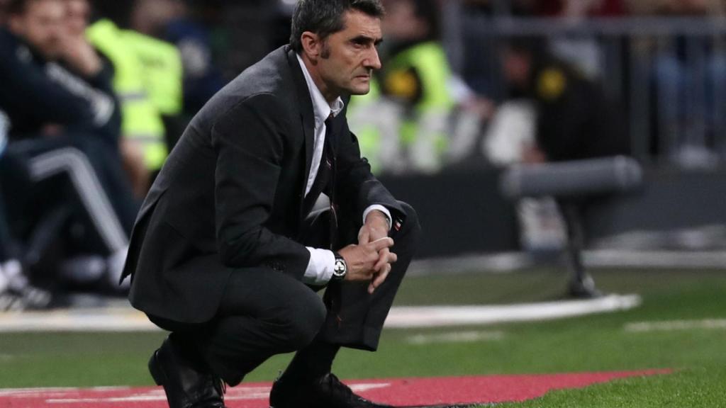 Ernesto Valverde, viendo El Clásico desde la zona técnica