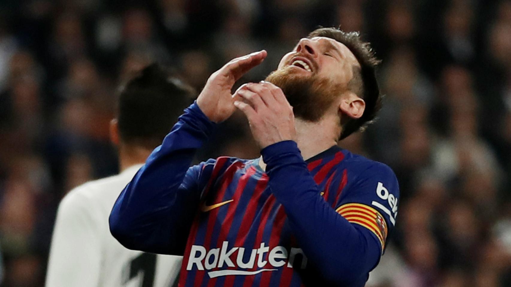 Leo Messi se lamenta de una ocasión fallada