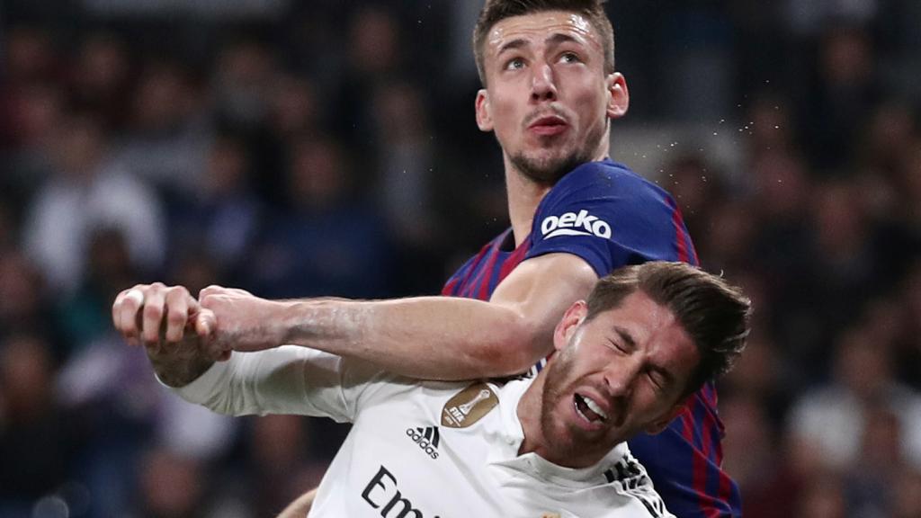 Lenglet golpea en el cuello a Sergio Ramos