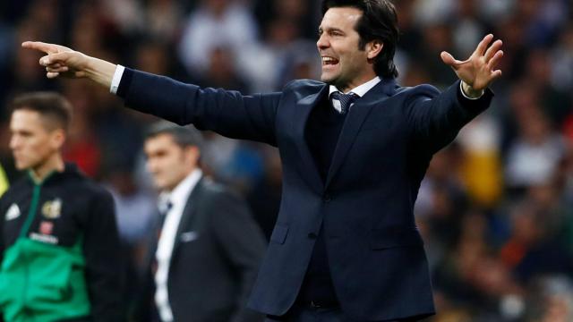 Solari da órdenes a sus jugadores desde la banda