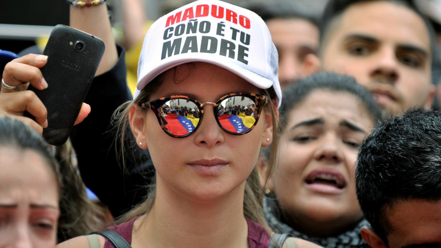 Una manifestante contra Maduro ante la reunión del Grupo de Lima en Bogotá.