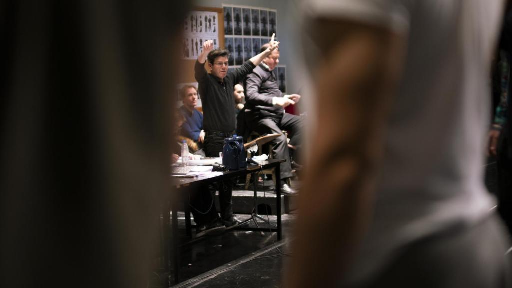El director de escena dando indicaciones a las decenas de figurantes.