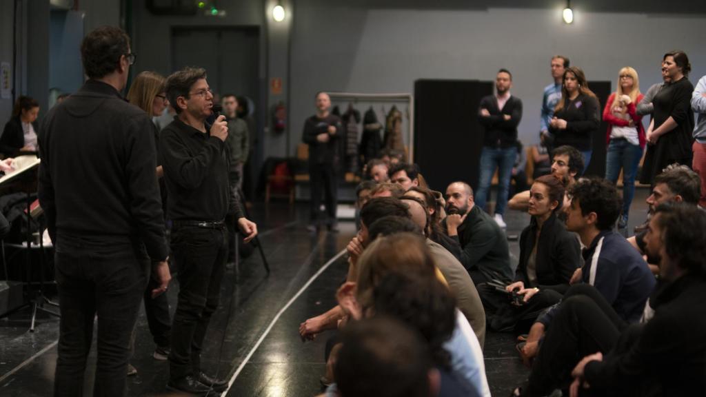 Carsen, junto al equipo de Idomeneo, en uno de los ensayos.