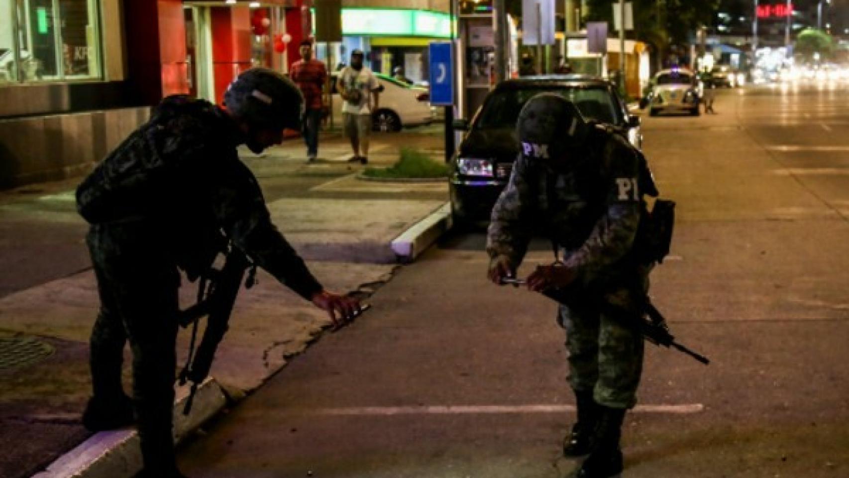 Dos policías militares, a las puertas del salón de fiestas de Ciudad Victoria.