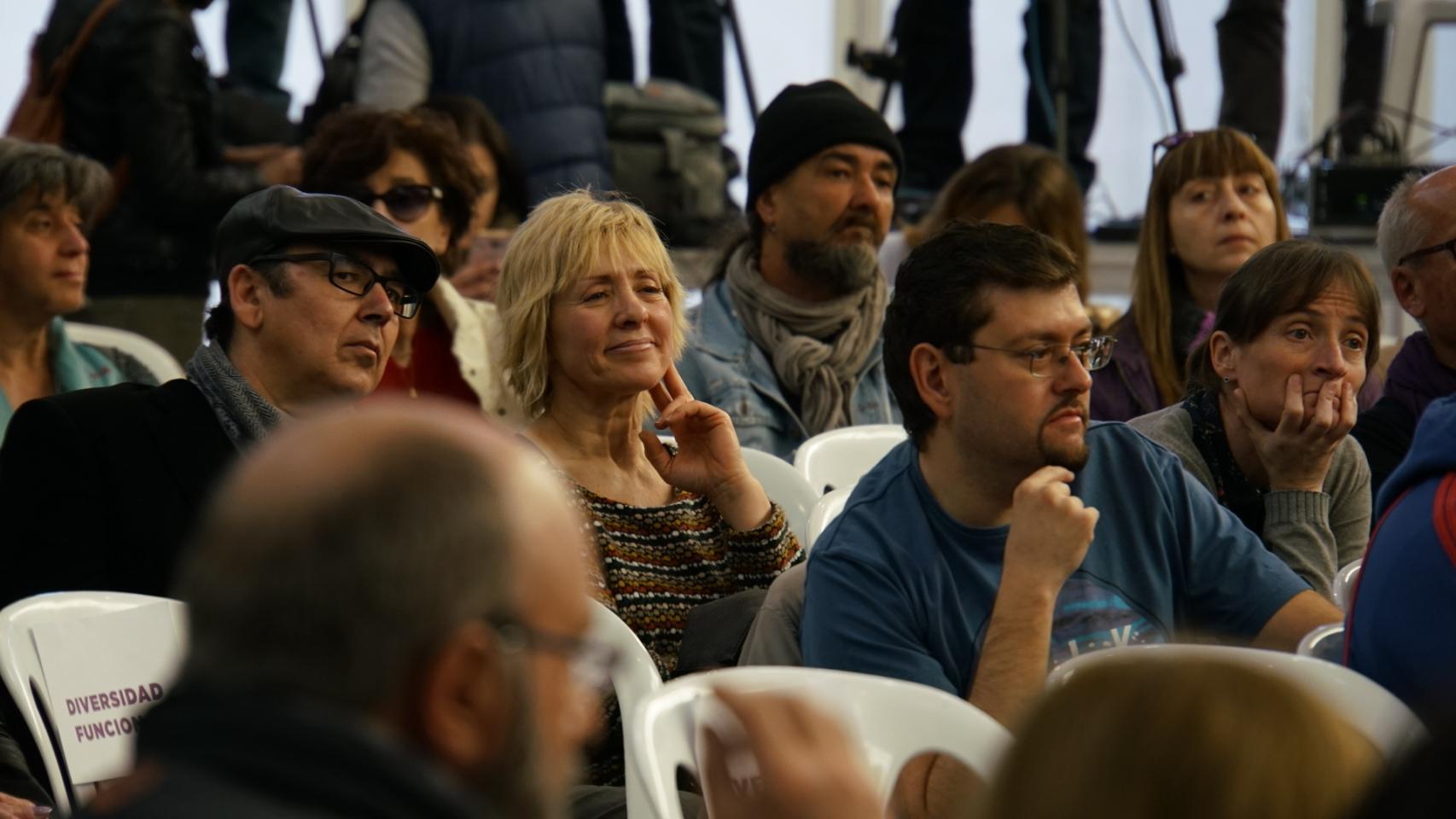 Pilar Baeza, la candidata de Podemos condenada por asesinato, escondida entre el público en el acto de precamapña en Valladolid.