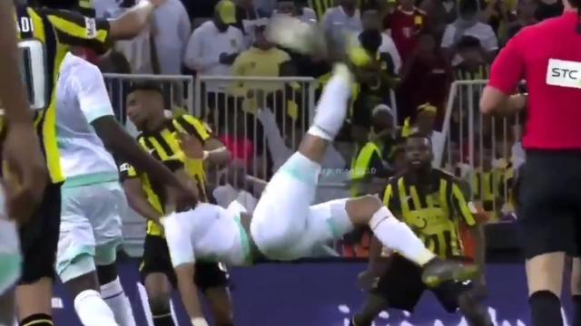 Momento en el que Omar Al-Soma anota de chilena ante el Al-Ittihad