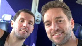 Mirotic  y Pau Gasol en un avión. Foto: Twitter (@threekola)