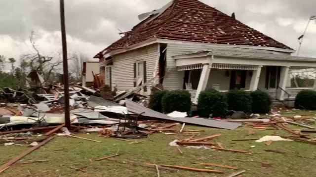 Una casa derruida por el tornado en el condado de Lee.