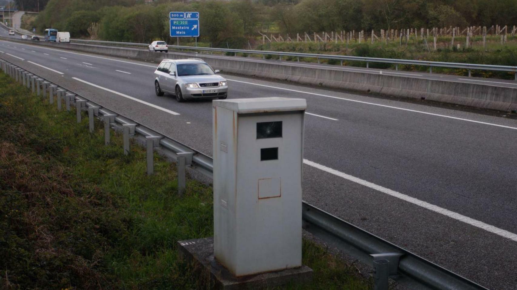 Radar fijo instalado en una autovía de Galicia