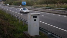Radar fijo instalado en una autovía de Galicia