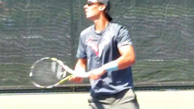 Rafa Nadal entrenando con gafas de sol