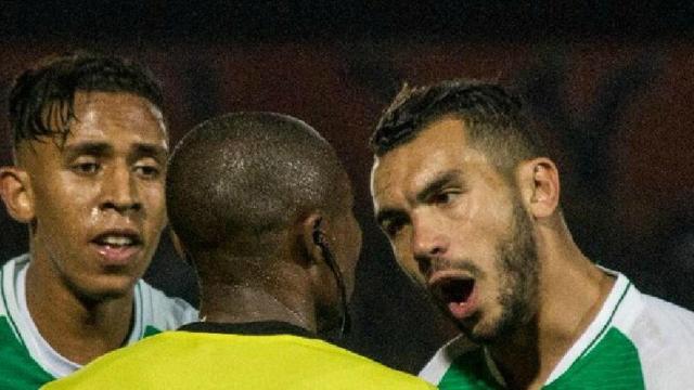 Los jugadores del Raja de Casablanca protestan al árbitro. Foto: Twitter (@RCAOfficiel1949)