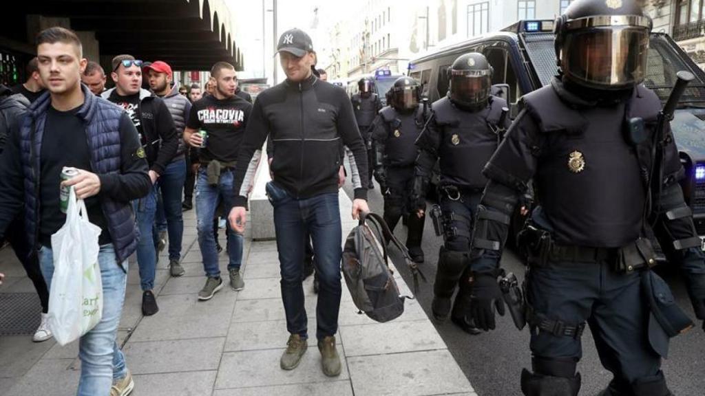 Agentes de Policía con los aficionados del Ajax