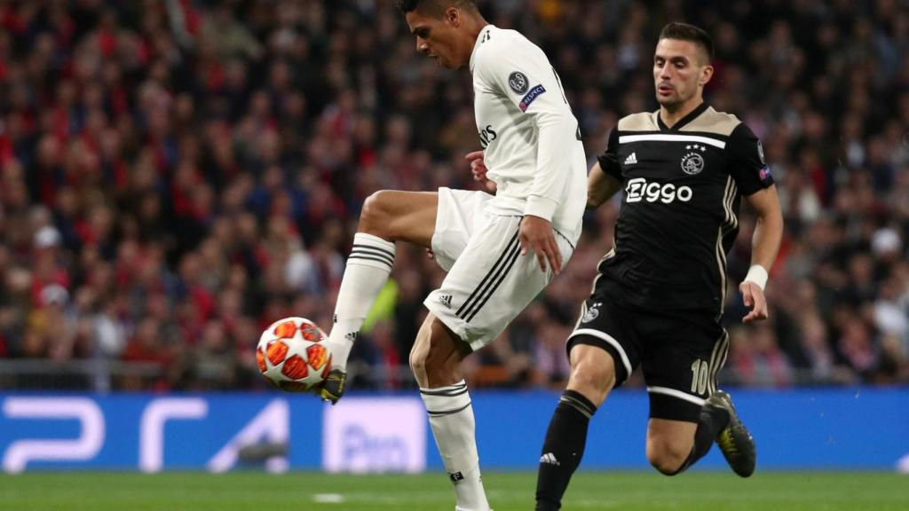 Varane controla un balón presionado por Tadic