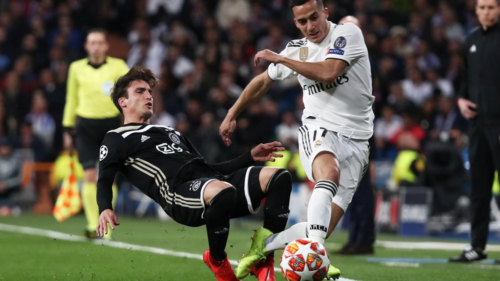 Lucas Vázquez intenta evitar la entrada de Nicolas Tagliafico