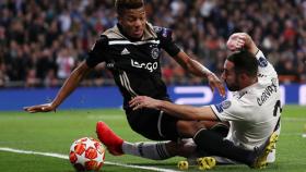 David Neres golpea a Carvajal en la lucha por un balón