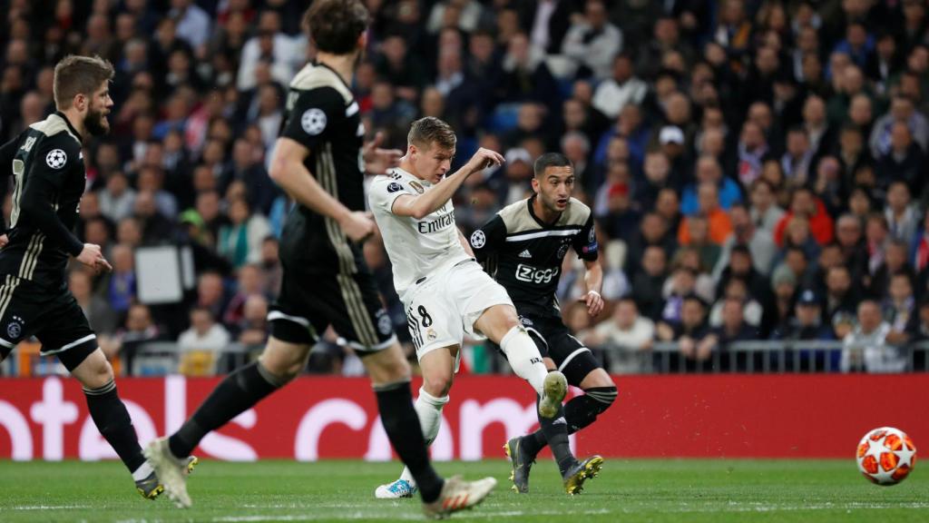 Toni Kroos dispara a la portería del Ajax