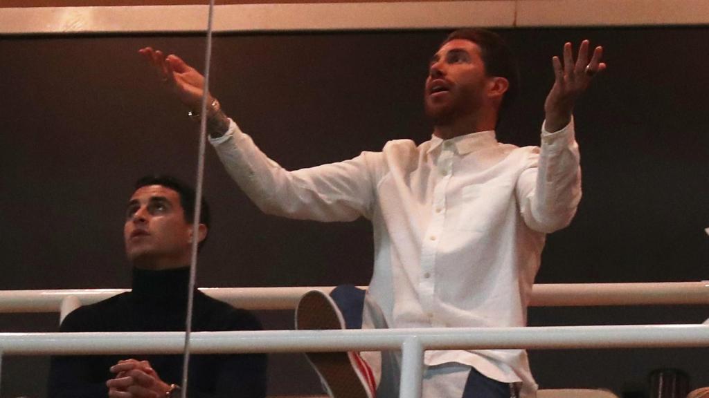 Sergio Ramos en un palco del Santiago Bernabéu siguiendo el Real Madrid - Ajax