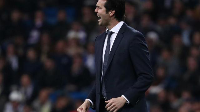 Solari intenta animar a sus jugadores desde el banquillo