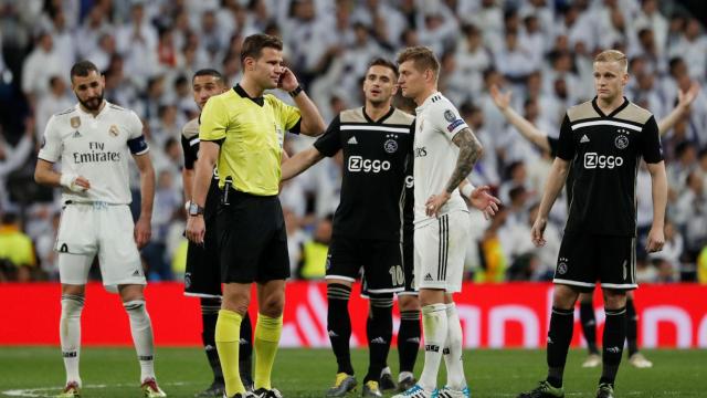 El VAR concede el tercer gol del Ajax