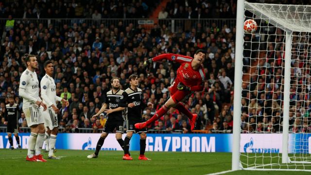 Lasse Schone supera a Courtois en el cuarto gol del Ajax