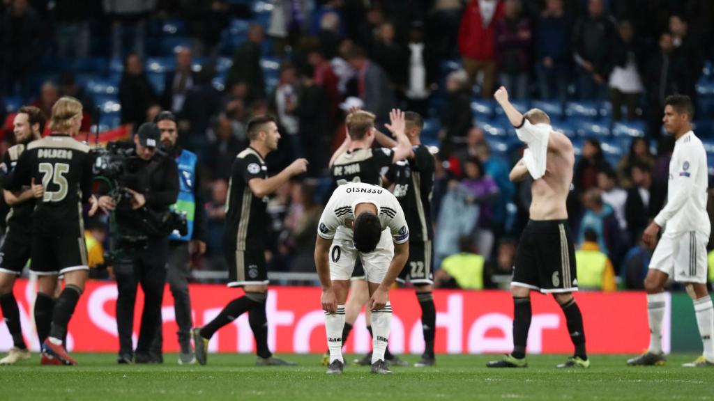 Los jugadores del Real Madrid, hundidos tras la eliminación ante el Ajax