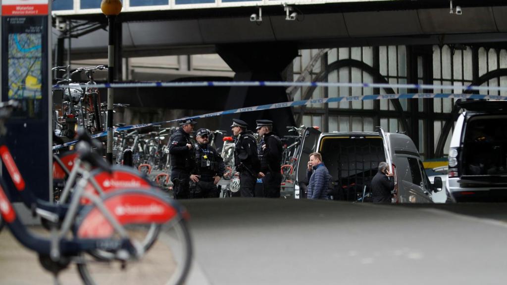 Las autoridades investigan la estación de tren de Waterloo en Londres.