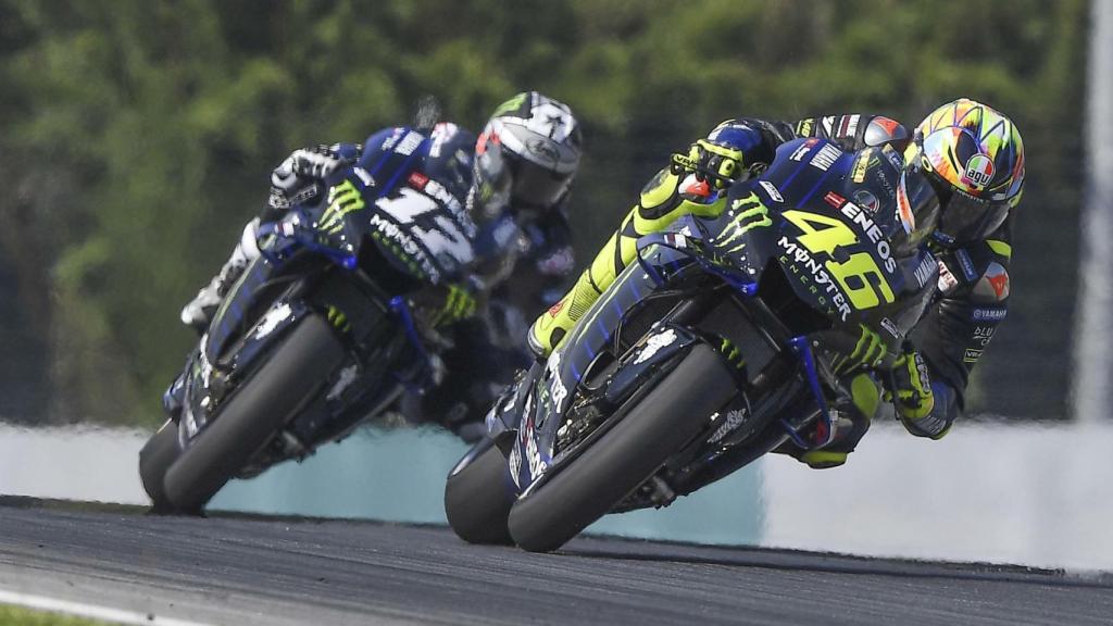 Rossi traza un viraje seguido de Viñales, en los test de pretemporada en Sepang.