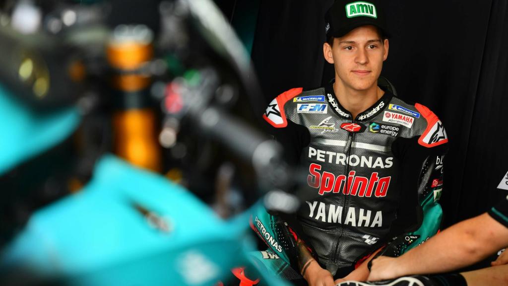 Fabio Quartararo, en el box del equipo Petronas Yamaha SRT, en Losail.