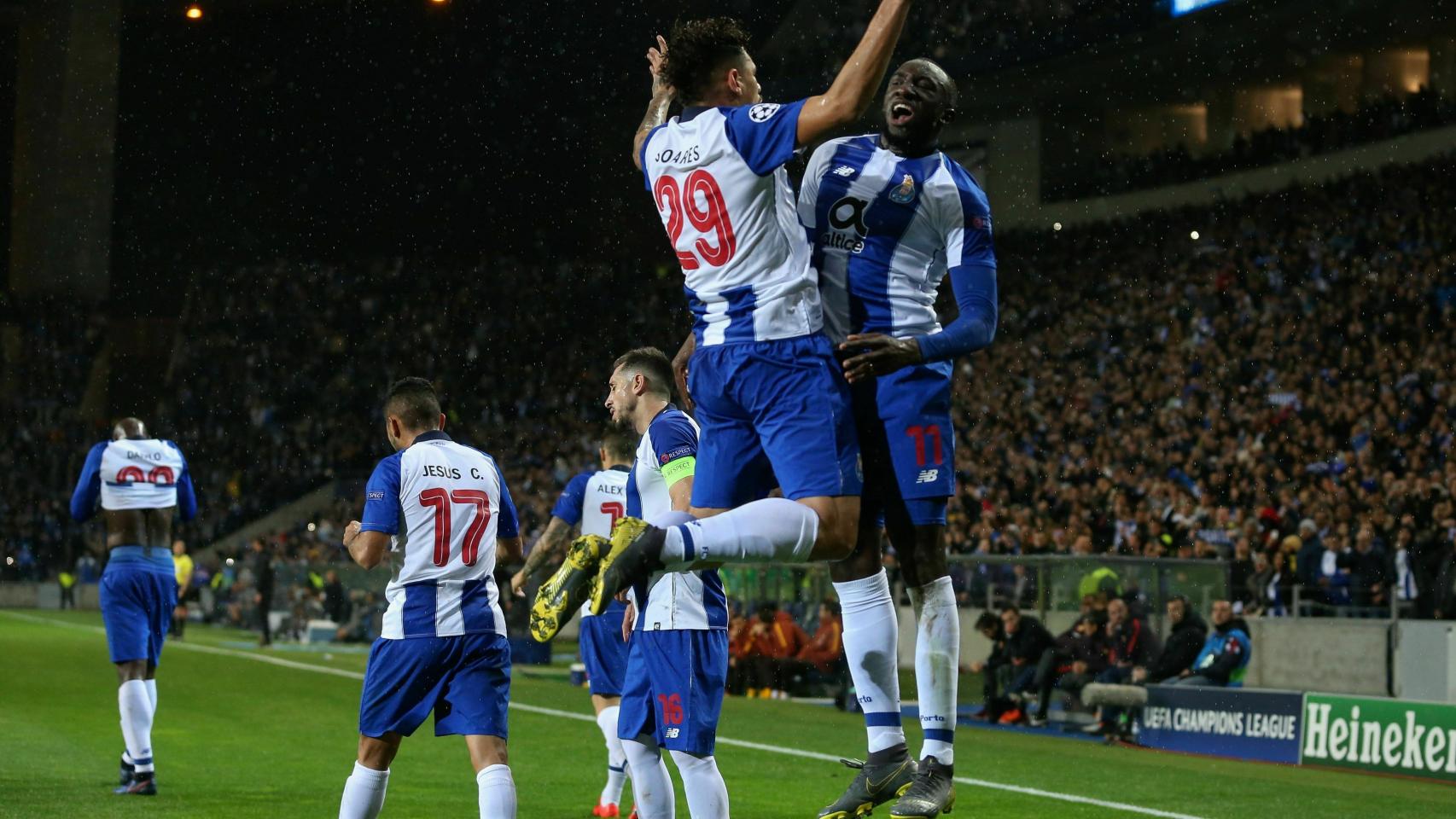 Los jugadores del Oporto celebran un gol ante la Roma en Champions League