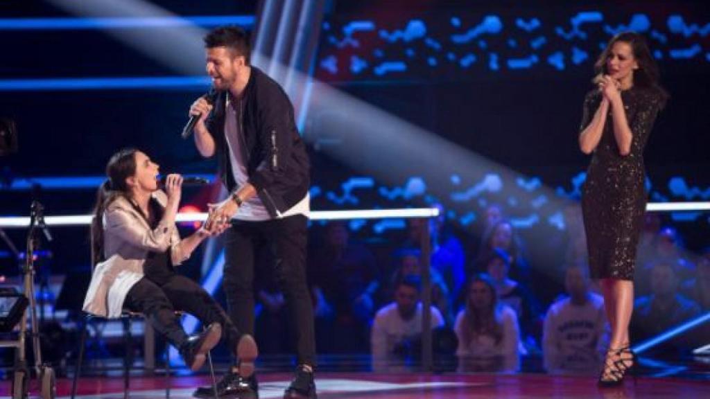 Miriam Fernández y Pablo López cantando mientras Eva González se emociona al escuchar 'Sin miedo a nada'.