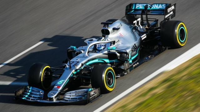 Hamilton junto con su Mercedes. Twitter: (@MercedesAMGF1)