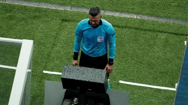 Skomina, en el VAR durante el PSG - Manchester United de la Champions