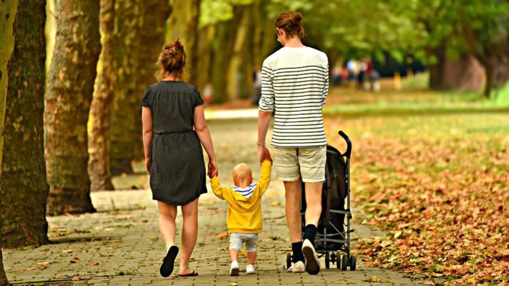 familia padres paseo