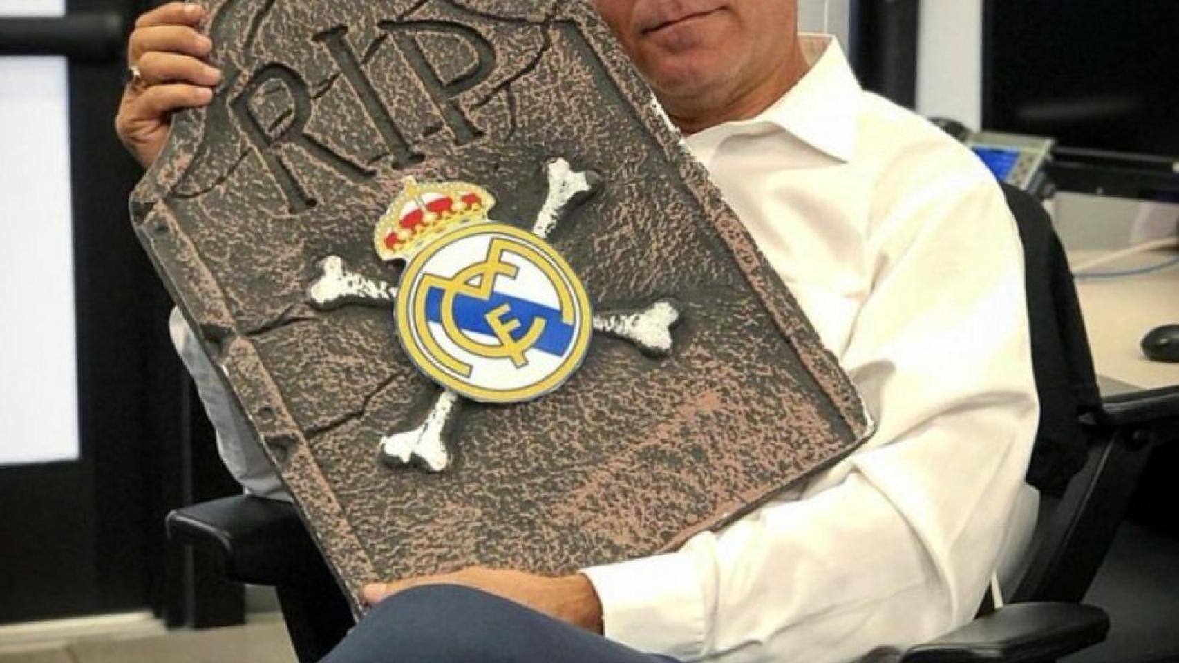 Stoichkov con una lapida del Real Madrid. Foto: Twitter.