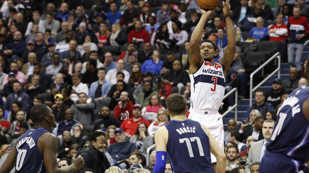 Bradley Beal contra los Mavericks