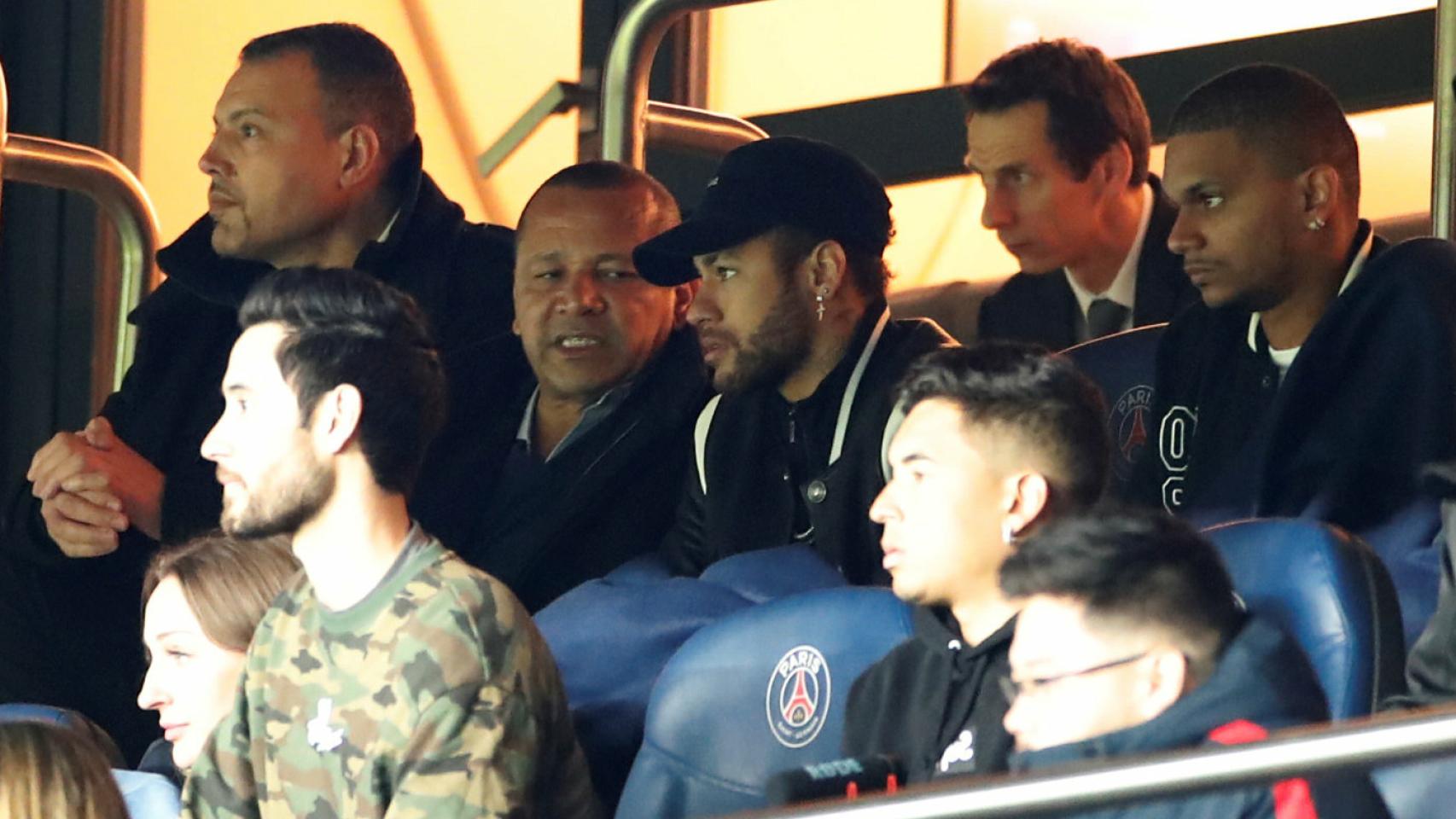 Neymar, en la grada viendo al PSG en Champions