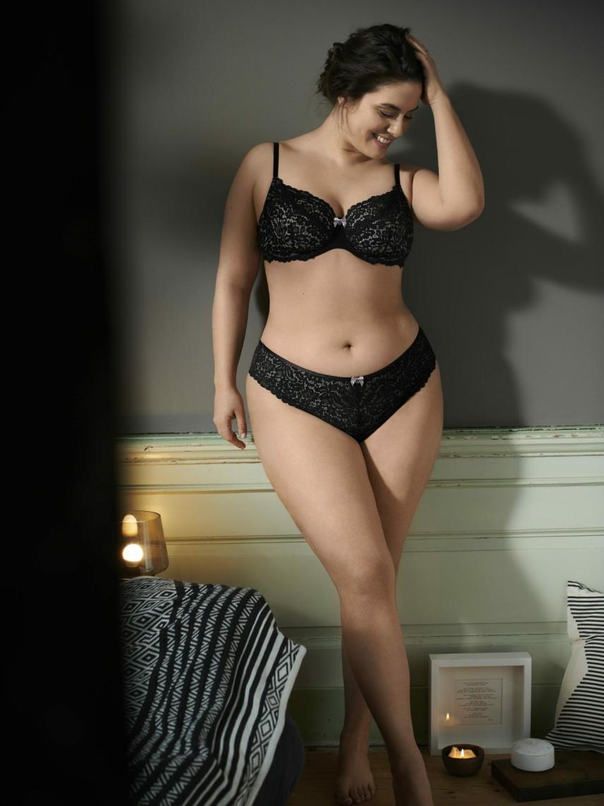 La modelo curvy Danielle Van Grondelle luciendo uno de los diseños de Hunkemöller.