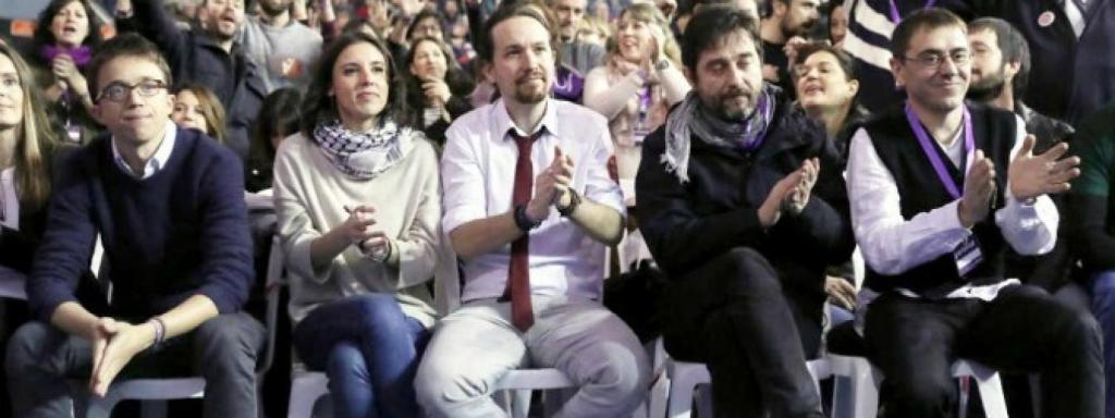 Errejón e Iglesias practicando «manspreading» en un acto de Podemos