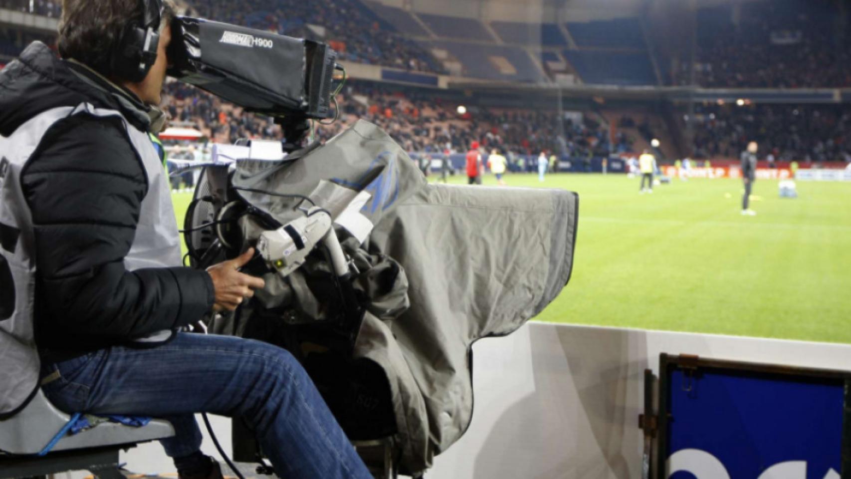 Un cámara en un campo de fútbol.