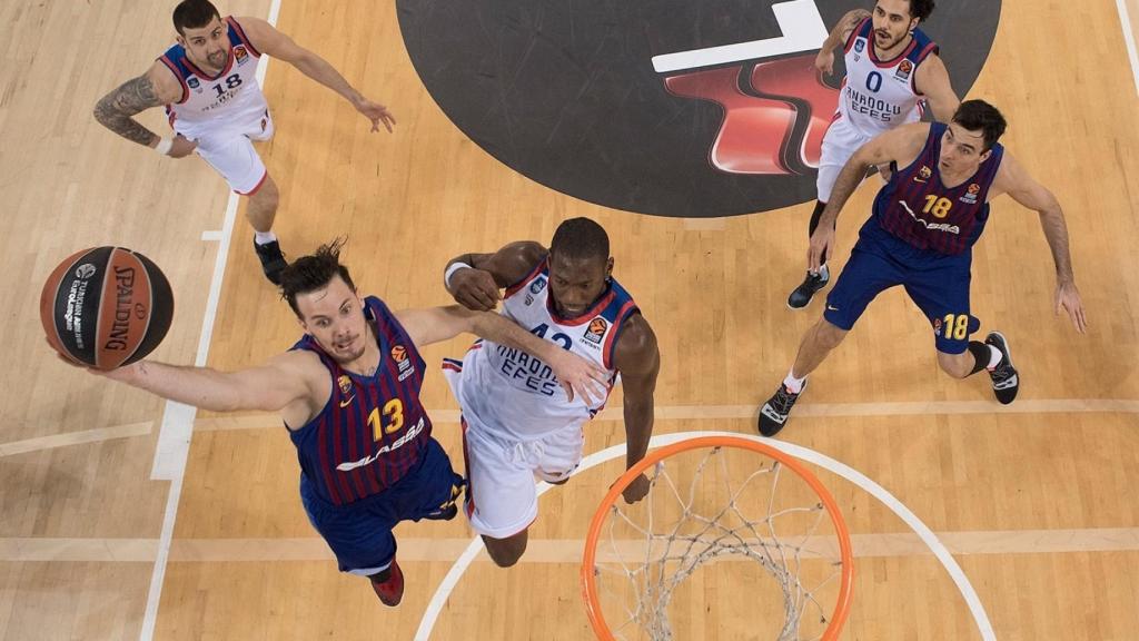 Heurtel intenta anotar contra el Efes. Foto: euroleague.net