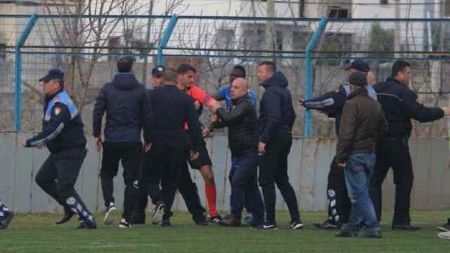 La policía albanesa intenta separar a varios ultras y el árbitro. Foto: Twitter (@starplus_tv)