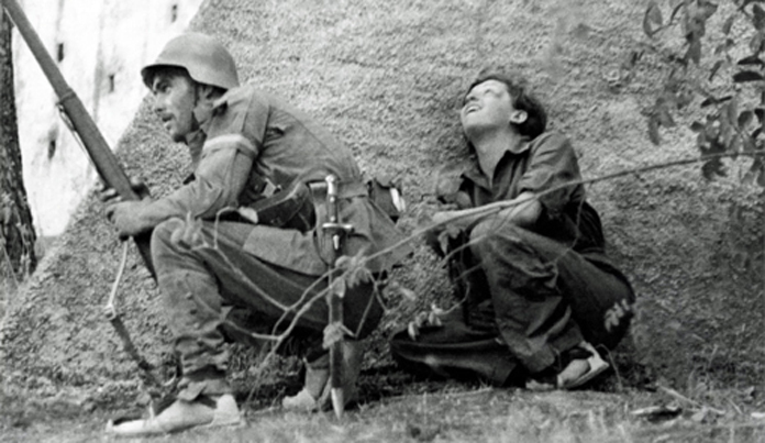 Gerda Taro junto a un soldado republicano en el frente de Córdoba en 1936